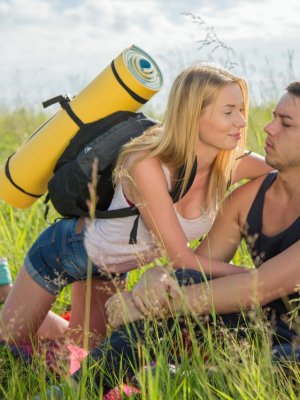 Позвал в поход русскую блондинку, а сам лишь хотел ее трахнуть на природе