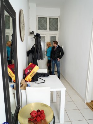 Татуированный альфонс делает кунилингус зрелой женщине в черных чулках