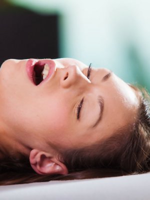 Лесбийская массажистка нагло вставляет пальцы в бритую киску молодой девушки