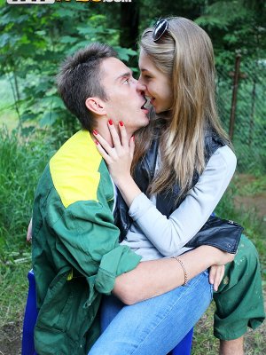 Трахает в жопу питерскую студентку в спущенных джинсах на вписке