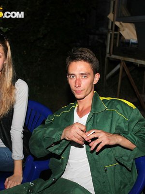 Трахает в жопу питерскую студентку в спущенных джинсах на вписке