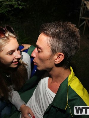 Трахает в жопу питерскую студентку в спущенных джинсах на вписке