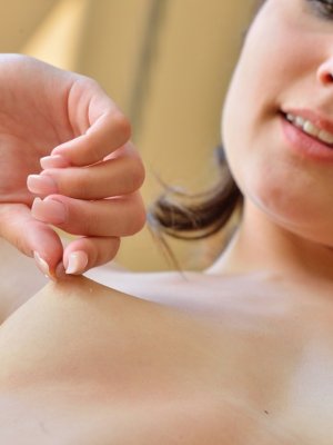 Мастурбация огурцом заводит меня вдвое сильнее, но и от секс игрушек я не откажусь