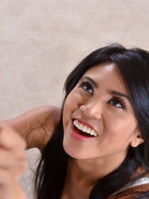 Дает отсосать огромный белый хер молоденькой азиатке потаскушке