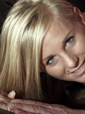 Старый толстяк трахает молоденькую блондиночку за наличные