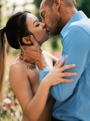 Если не пробовал трахаться в наполненной ванной, значит зря жил