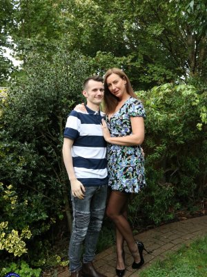 Вылизал щель высокой мамочки в платье прося ее поебаться