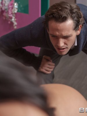 Поимей в большую задницу мою подругу и можешь остаться на квартире