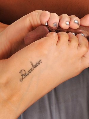 Хочу сделать тебе футджоб сегодня, полюбуйся на мои красивый педикюр