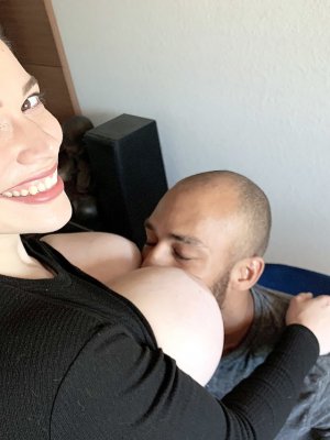 Подруга жены соблазнила меня своими огромными буферами и я засадил ей раком