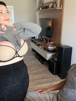 Подруга жены соблазнила меня своими огромными буферами и я засадил ей раком