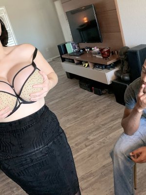 Подруга жены соблазнила меня своими огромными буферами и я засадил ей раком