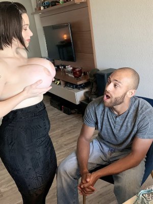 Подруга жены соблазнила меня своими огромными буферами и я засадил ей раком