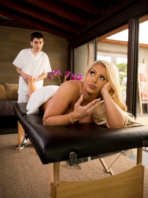 Ебу в жопу богатую милфу Alura Jenson в спа салоне