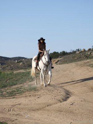 Жестко трахает сексуальную рабыню негритянку в пизду