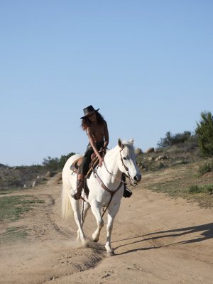 Жестко трахает сексуальную рабыню негритянку в пизду
