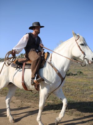 Жестко трахает сексуальную рабыню негритянку в пизду