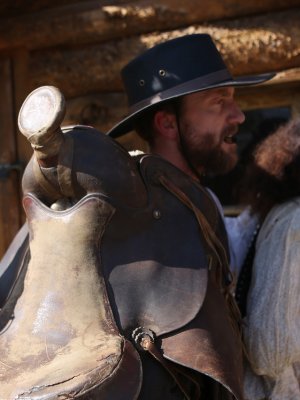 Жестко трахает сексуальную рабыню негритянку в пизду