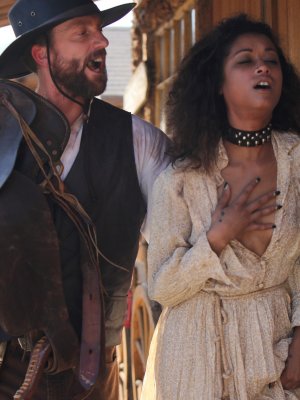 Жестко трахает сексуальную рабыню негритянку в пизду