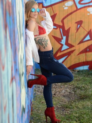 Уличный секс в джинсах с молоденькой блондинкой