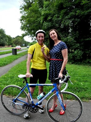 Велопрогулка привела к анальной ебли зрелой нимфы в белых чулках