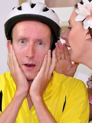 Велопрогулка привела к анальной ебли зрелой нимфы в белых чулках