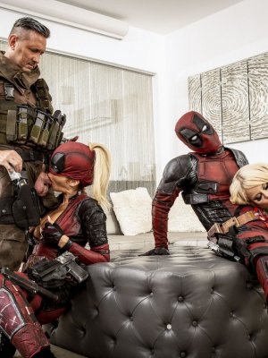 Косплей групповуха с красивыми блондинками