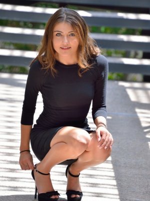 Худая молодая девушка мастурбирует пизду огурцом вместо игрушек