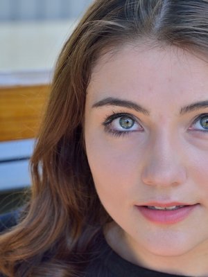 Худая молодая девушка мастурбирует пизду огурцом вместо игрушек