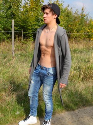 Трахает старушку в белых трусиках на природе