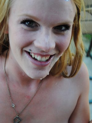 Беременная блондинка согласилась сделать минет для любительских фото