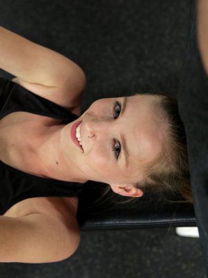 Жесткий секс с худышкой в леггинсах как финиш тренировки