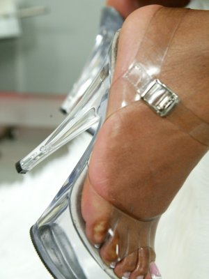 Негритянка с большими дойками кончает от трах-машины 