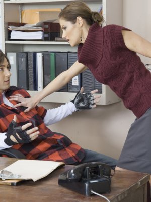 Студент должен или трахать преподшу или учиться, а не отдыхать в кресле