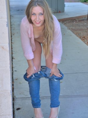 Голубоглазая блондинка в джинсах показала письку на улице