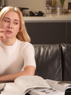 С музыкой справилась плохо, а вот с хуем на отлично