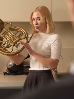 С музыкой справилась плохо, а вот с хуем на отлично