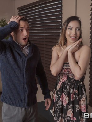 Можешь трахнуть эту силиконовую шмару, но я буду смотреть