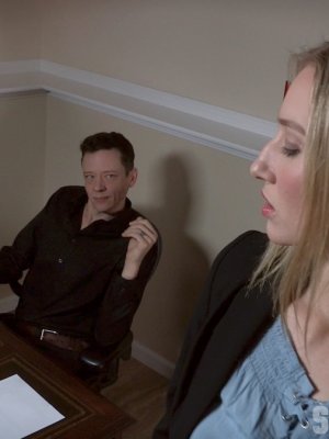 Доминирует над секретаршей грубым вагинальным сексом с бондажом