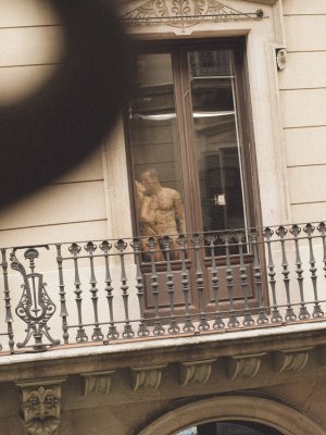 Сексуальная телка напросилась на секс втроем с соседской парой