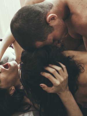 Сексуальная телка напросилась на секс втроем с соседской парой