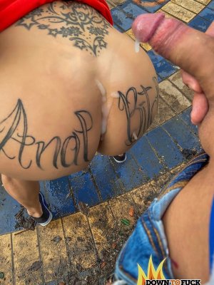 Зрелая сука трахается в жопу на улице с мастером татуировок