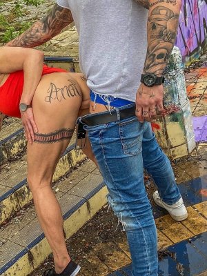 Зрелая сука трахается в жопу на улице с мастером татуировок