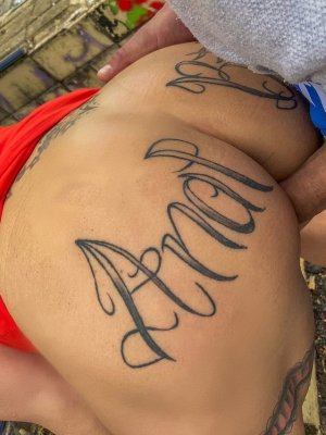 Зрелая сука трахается в жопу на улице с мастером татуировок