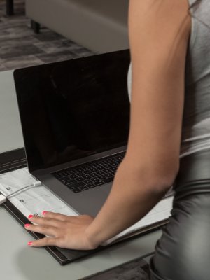 Жестко ебет горячую секретаршу Отем Фоллс за сбор информации