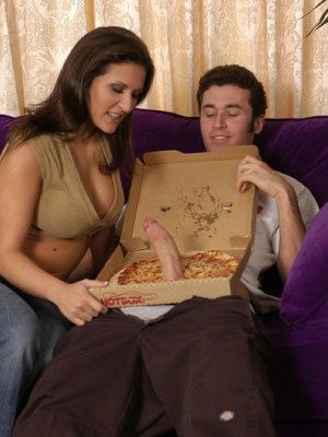 Доставщик пиццы накормил спермой мамочку в джинсах