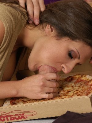 Доставщик пиццы накормил спермой мамочку в джинсах