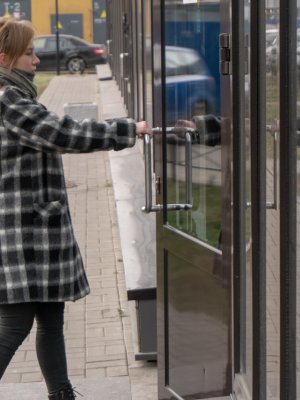 Накончал на живот русской невинной студентки выебав ее на диване