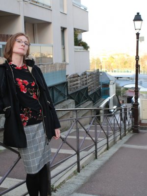 Насадил на член зрелую хозяйку квартиры с маленькими сиськами