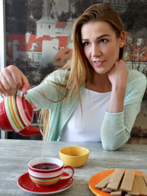 Спустил сперму на вагину красивой соседской девушки в джинсах